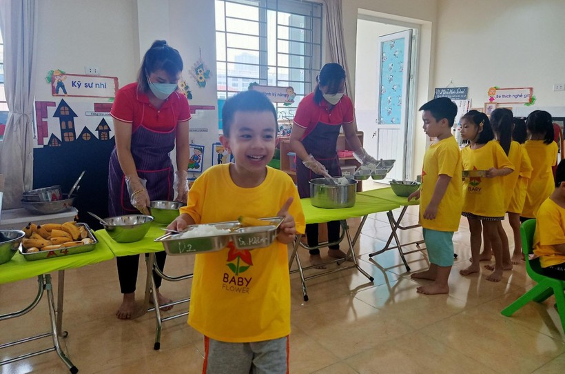 Trẻ tại Trường Mầm non Ngô Thì Nhậm (Hà Đông, Hà Nội) trong giờ ăn bán trú. 