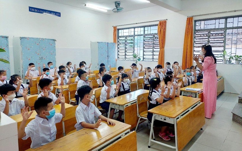 Giáo viên Trường Tiểu học Phú Lợi, TP Thủ Dầu Một (Bình Dương) trong giờ lên lớp. Ảnh: Hồ Phúc