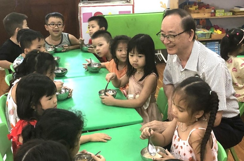 Ông Đặng Tự Ân tham gia đoàn khảo sát giáo dục và thăm Trường Mầm non Hoa Hồng (Móng Cái, tỉnh Quảng Ninh).