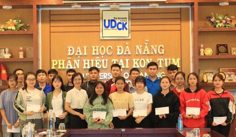 Phân hiệu Đại học Đà Nẵng tại Kon Tum trao học bổng cho sinh viên nghèo hiếu học. Ảnh: Dung Nguyễn