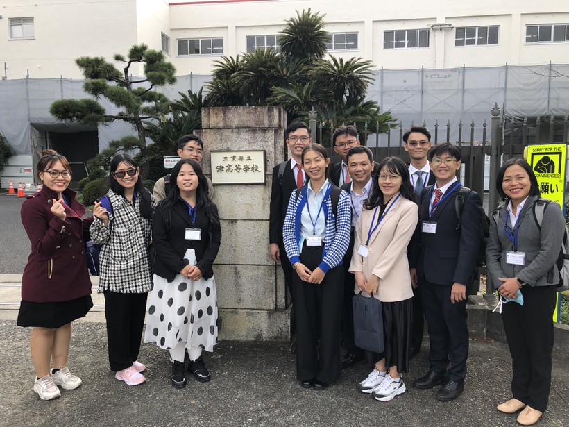 Anh Nguyễn Hoàng Gia Khánh (đầu tiên hàng thứ hai từ phải sang) tham gia chương trình trao đổi Sakura Science Exchange của Trường ĐH Sư phạm TPHCM với Trường ĐH Mie - Nhật Bản. Ảnh: NVCC