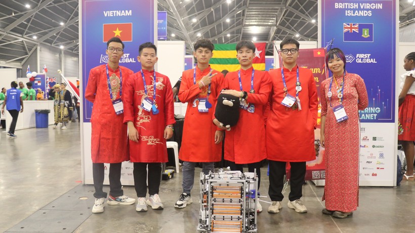 Các thành viên đội tuyển Việt Nam giành ngôi vô địch cuộc thi robot lớn nhất thế giới dành cho học sinh phổ thông. Ảnh: BTC FGC 2023 