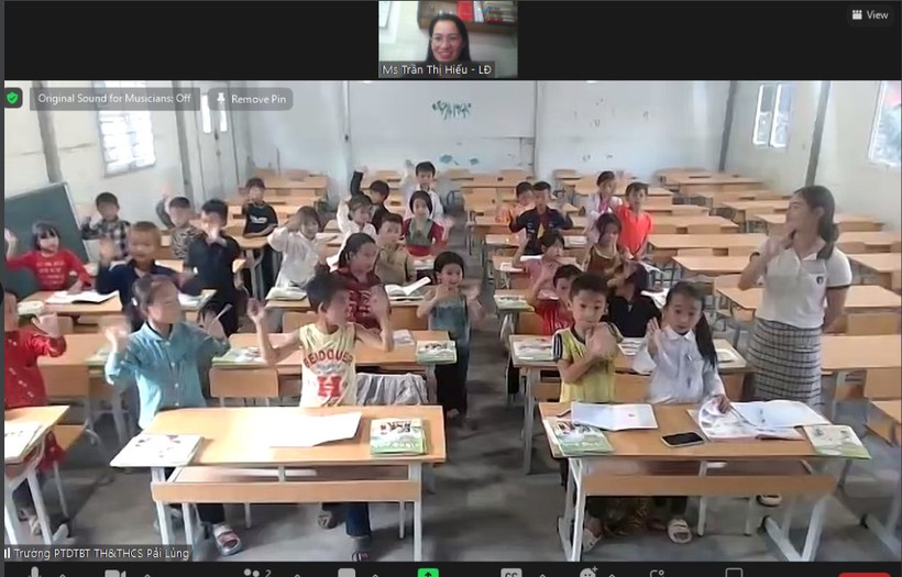 Học sinh Trường Phổ thông Dân tộc Bán trú Tiểu học & THCS Pải Lủng (Hà Giang) trong tiết học trực tuyến của cô Trần Thị Hiếu. Ảnh: NVCC