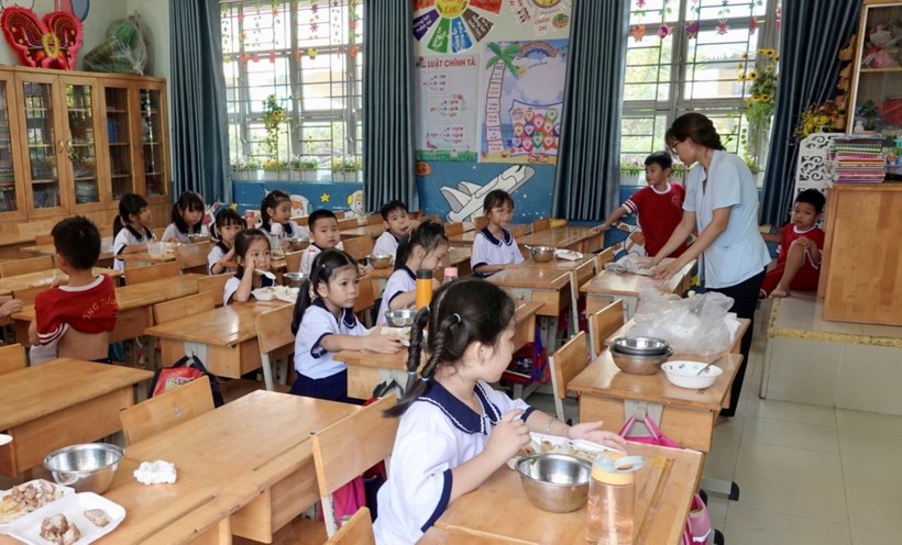 Nhiều học sinh Trường Tiểu học Phú Hữu mang cơm từ nhà và mua cơm hộp ăn trưa. Ảnh: Hằng Đoan