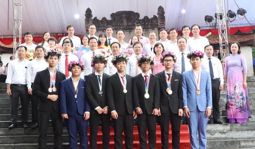 Lãnh đạo tỉnh Bắc Ninh chụp ảnh lưu niệm cùng giáo viên bồi dưỡng HSG và HSG đoạt giải trong các kỳ thi khu vực và quốc tế. Ảnh: Đăng Chung