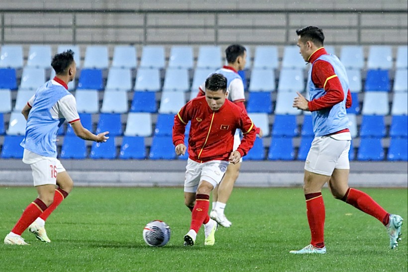 Quang Hải (giữa) khởi động trước khi đấu trận Việt Nam gặp Uzbekistan ngày 13/10. Ảnh: INT.