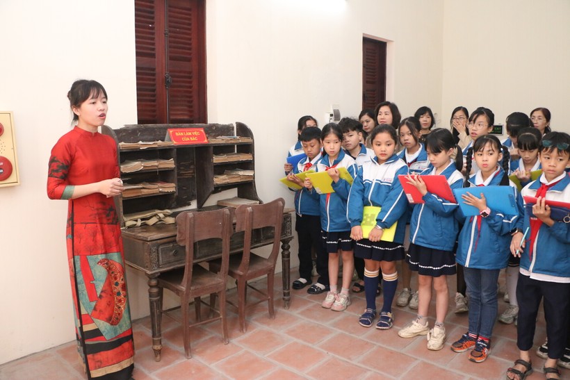 Học sinh Trường Tiểu học Vân Canh (Hoài Đức, Hà Nội) học tập, trải nghiệm tại Nhà lưu niệm Bác Hồ tại quê hương Vân Canh. Ảnh: NTCC