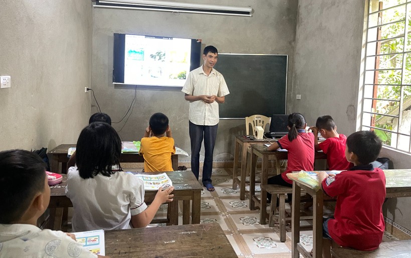 Lớp học tiếng Anh của thầy giáo khiếm thị Nguyễn Cảnh Dương - Chủ tịch Hội Người mù huyện Đức Thọ (Hà Tĩnh).