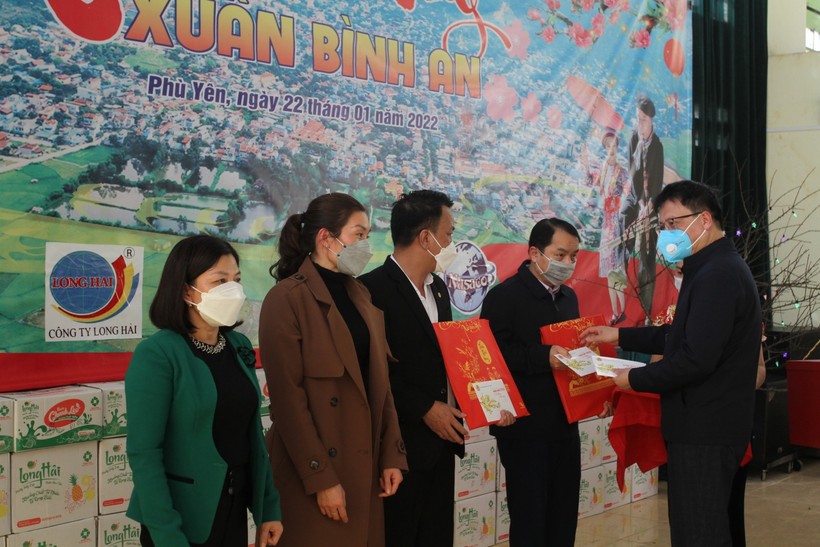 Chủ tịch CĐGDVN Nguyễn Ngọc Ân tặng quà giáo viên dịp Tết Nguyên đán 2022. Ảnh: Lan Anh