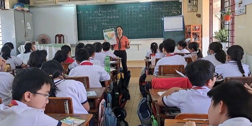 Nhân viên y tế Trường Tiểu học Nguyễn Minh Quang (TPHCM) tuyên truyền các biện pháp phòng tránh bệnh trong trường học cho học sinh. Ảnh: Hồ Phúc