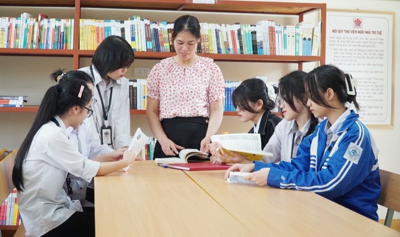 Cô và trò Trường THPT Thanh Chương 3 (huyện Thanh Chương, tỉnh Nghệ An) đọc sách tại Ngôi nhà trí tuệ mới được xây dựng trong trường.