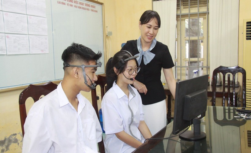 Cô Nguyễn Vũ Ánh Tuyết (phải) hướng dẫn học sinh làm nghiên cứu khoa học. Ảnh: NVCC