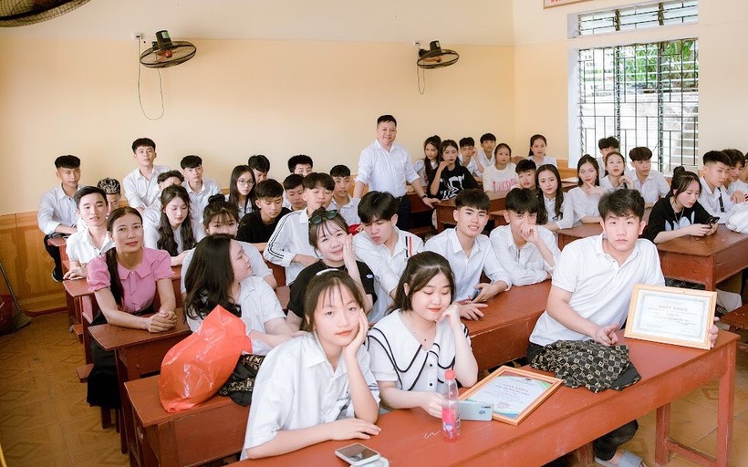 Thầy Chu Văn Kế - giáo viên môn Địa lý, Trung tâm GDNN - GDTX huyện Hương Sơn (Hà Tĩnh) cùng học viên. Ảnh: NVCC