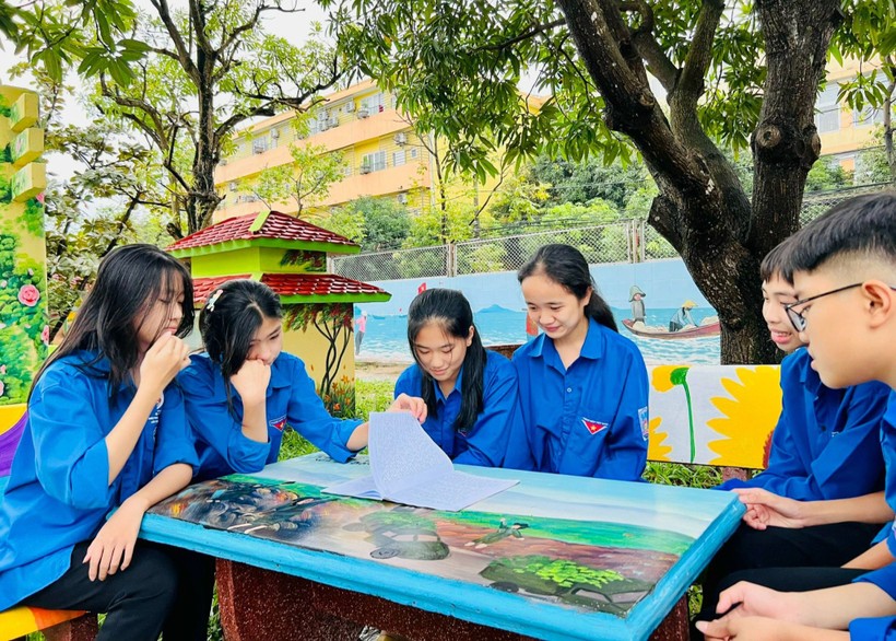 Học sinh Trường THCS Nguyễn Du trải nghiệm thư viện công viên trong khuôn viên nhà trường.