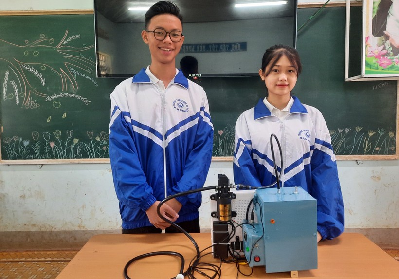 Phạm Trần Tố Quyên và Trần Thanh Nghĩa bên sản phẩm giám sát, sưởi ấm, đo pH trong ao nuôi ốc bươu đen bằng điện thoại thông minh. Ảnh: NTCC