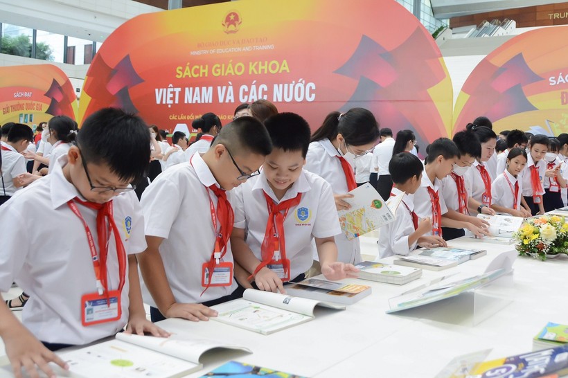 Học sinh tham khảo sách giáo khoa Việt Nam và các nước. Ảnh minh họa: ITN
