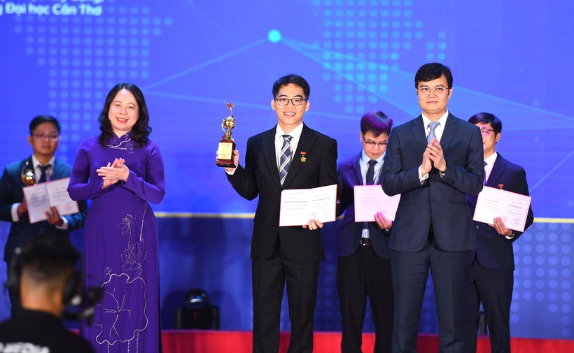 PGS.TS Huỳnh Trọng Phước nhận Giải thưởng Khoa học công nghệ Quả cầu vàng 2023.