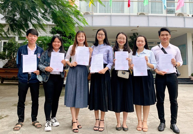 7 giáo viên Trường THPT chuyên Nguyễn Bỉnh Khiêm được Quảng Nam tuyển dụng năm 2020 theo Nghị định 140 của Chính phủ. Ảnh: NTCC