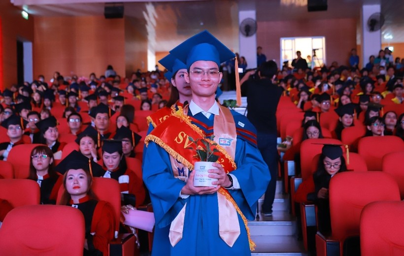 Nguyễn Hoàng Gia Khánh, tân cử nhân ngành Sư phạm Hóa học là thủ khoa tốt nghiệp năm 2023 của Trường Đại học Sư phạm TPHCM. Ảnh: Mạnh Tùng