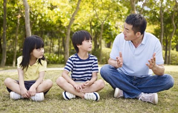 Những đứa trẻ cảm thấy thoải mái khi nói chuyện với cha mẹ về những điều hàng ngày có thể sẽ cởi mở hơn khi gặp khó khăn. Ảnh minh họa.