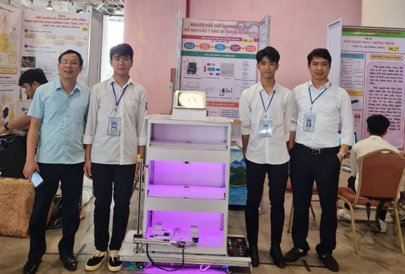 Học sinh Trường THPT Thanh Thủy, Phú Thọ (giữa ảnh), tác giả đề tài “Nghiên cứu, chế tạo robot AGV hỗ trợ các y bác sĩ trong bệnh viện”, đoạt giải Cuộc thi Khoa học kỹ thuật cấp quốc gia dành cho học sinh trung học năm 2023. Ảnh: NTCC