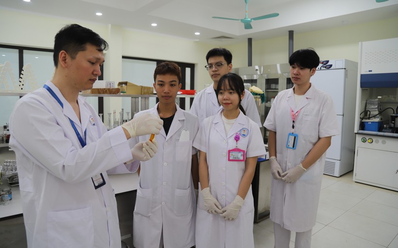 TS Nguyễn Quang Huy hướng dẫn sinh viên nghiên cứu khoa học.