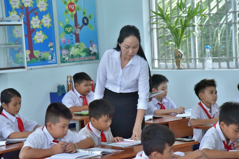 Cô và trò Trường Tiểu học Bình Phú (huyện Tân Hồng, tỉnh Đồng Tháp) trong giờ học tiếng Anh.