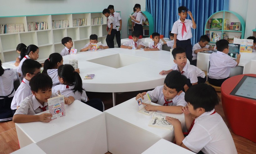 Một góc thư viện Trường Tiểu học Hòa Bắc xây dựng mới tại thôn Phò Nam được đầu tư hiện đại, đáp ứng yêu cầu của Chương trình GDPT 2018. Ảnh: PV