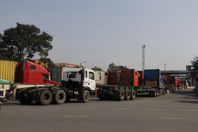 Xe container chở hàng hóa vào Tân Cảng Cát Lái, TP Thủ Đức, TPHCM. Ảnh: Lê Nam
