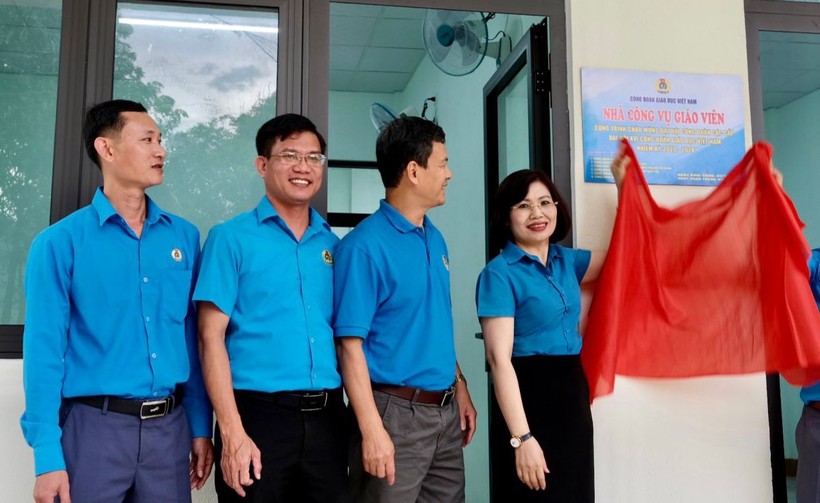 Công đoàn Giáo dục Việt Nam tổ chức khánh thành công trình nhà công vụ giáo viên Trường Tiểu học & THCS bán trú Đăk Na, huyện Tu Mơ Rông, Kon Tum. Ảnh: CĐGDVN cung cấp