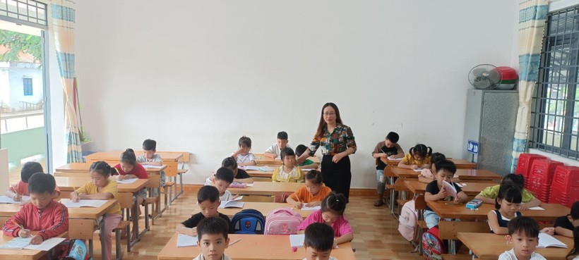 Cô trò Trường Tiểu học Trần Hưng Đạo (huyện Ea Kar, Đắk Lắk) trong giờ học.