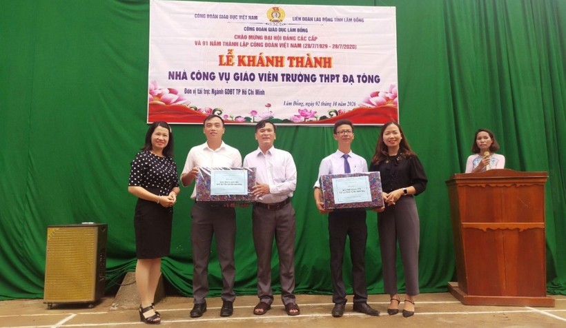 Công đoàn ngành Giáo dục TPHCM trao quà tặng đến các thầy, cô giáo tại nhà công vụ Trường THPT Đạ Tông (Lâm Đồng). Ảnh: Đăng Đại