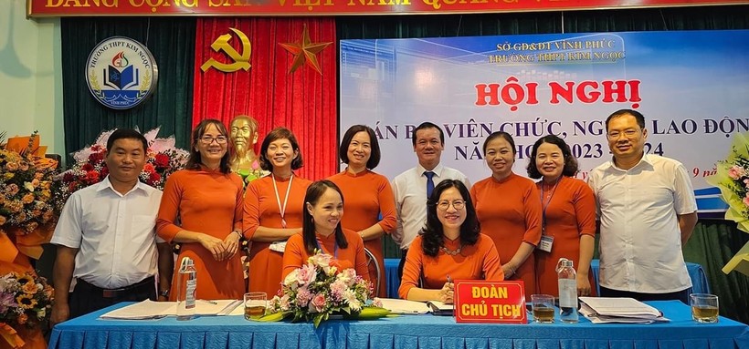 Công đoàn và Ban giám hiệu Trường THPT Kim Ngọc ký giao ước thi đua vào đầu năm học.