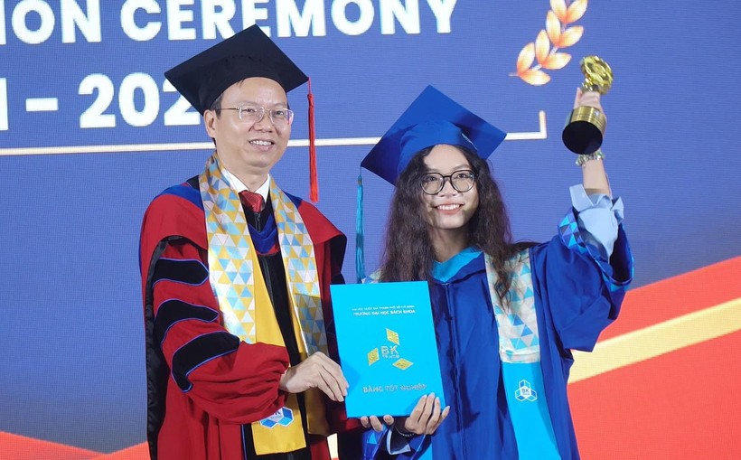 Hồ Thảo Nguyên nhận bằng cử nhân Kỹ thuật Hóa học tại lễ tốt nghiệp tháng 11/2023 của Trường Đại học Bách khoa, Đại học Quốc gia TPHCM.