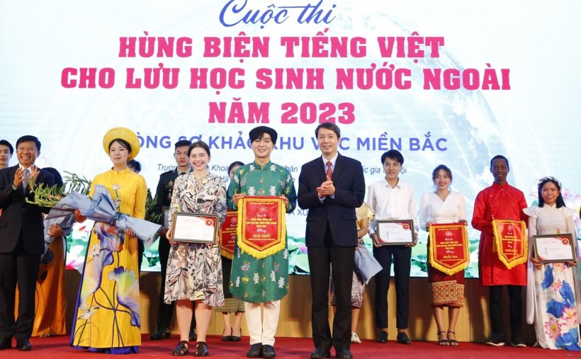 Trao giải Cuộc thi hùng biện tiếng Việt cho lưu học sinh nước ngoài tại Trường ĐH KHXH&NV – ĐHQGHN. Ảnh: TG
