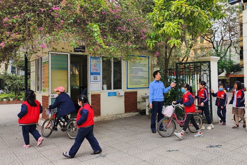 Nhân viên bảo vệ Trường Tiểu học Đền Lừ (Hoàng Mai, Hà Nội). Ảnh minh họa: ITN