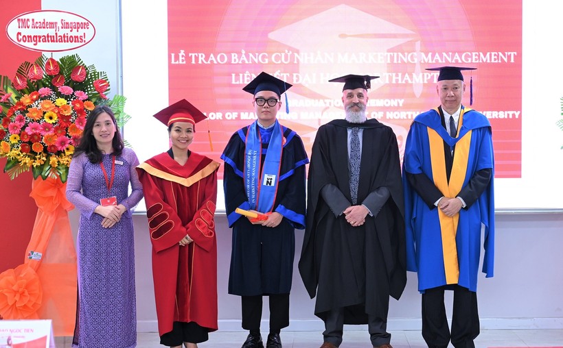Ban Đào tạo quốc tế – Cơ sở II Trường Đại học Ngoại thương tại TPHCM trao bằng tốt nghiệp và vinh danh sinh viên tiêu biểu các chương trình liên kết đào tạo quốc tế năm học 2021 - 2022. Ảnh minh họa: Website nhà trường