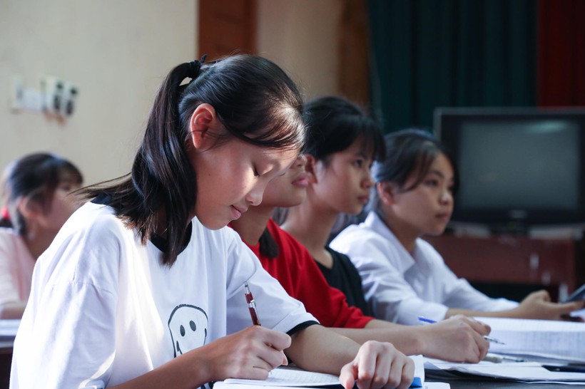 Nhiều mô hình dạy thêm miễn phí được mở ra để hỗ trợ học sinh nghèo. Ảnh Ngô Chuyên.