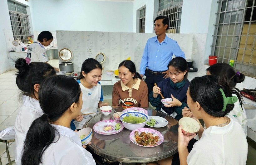 Thầy Nguyễn Quang Ngọc (áo xanh) cùng học sinh bán trú Trường THPT Trần Hưng Đạo, Đắk Lắk. 
