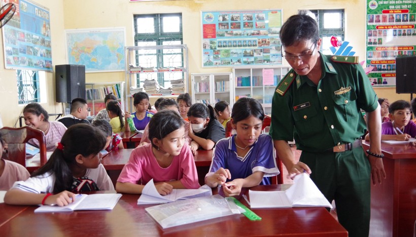 Thiếu tá Huỳnh Nét tận tình hướng dẫn cho các em học sinh. Ảnh: BP