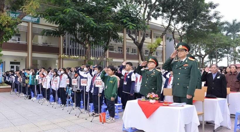 Học sinh Trường THCS Lĩnh Nam (Hoàng Mai, Hà Nội ) kỷ niệm Ngày thành lập Quân đội Nhân dân Việt Nam và giao lưu với các cựu chiến binh trên địa bàn. Ảnh: Vân Anh