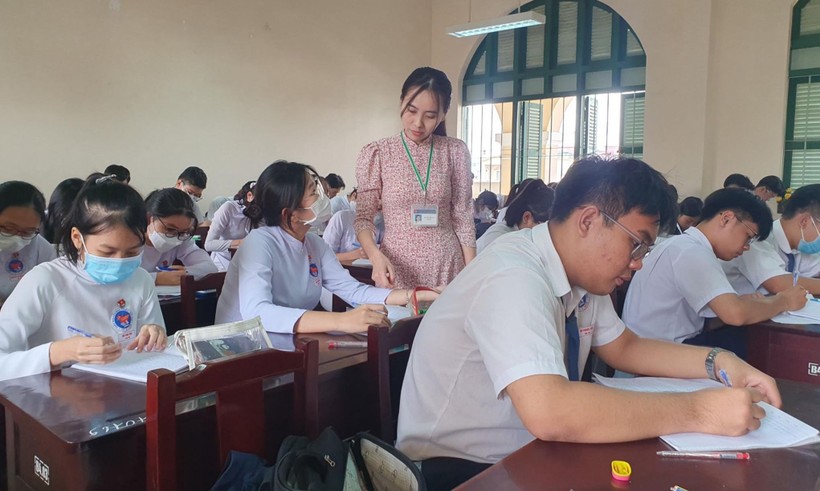 Cô, trò lớp 12 Trường THPT Nguyễn Đình Chiểu (Tiền Giang) trong giờ học. Ảnh: Q. Ngữ