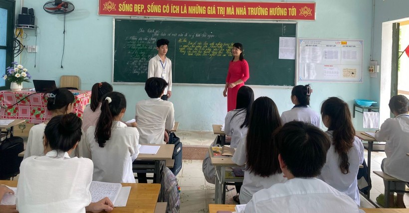 Cô trò Trường THPT Quan Sơn (Thanh Hóa) trong giờ học. Ảnh: NTCC 