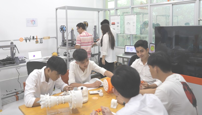 Sinh viên Trường ĐH Trà Vinh thực tập tại phòng in 3D. Ảnh: TG