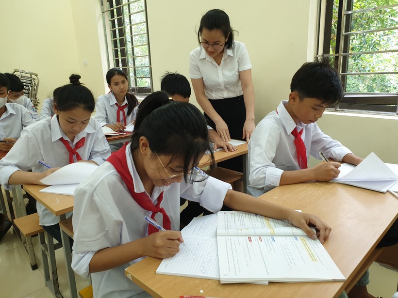 Cô Nhung trong giờ dạy tại Trường THCS Quang Sơn. Ảnh: NVCC