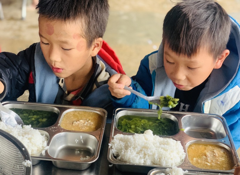 Bữa ăn bán trú của học sinh Trường Phổ thông dân tộc bán trú Tiểu học Nậm Manh đã đầy đủ cơm, canh rau và thịt lợn xay. Ảnh: TG