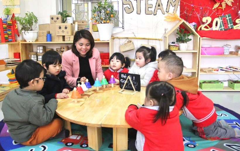 Giáo viên Hà Tĩnh tổ chức các hoạt động vui chơi trong nhà cho học sinh. Ảnh: Hồ Phương