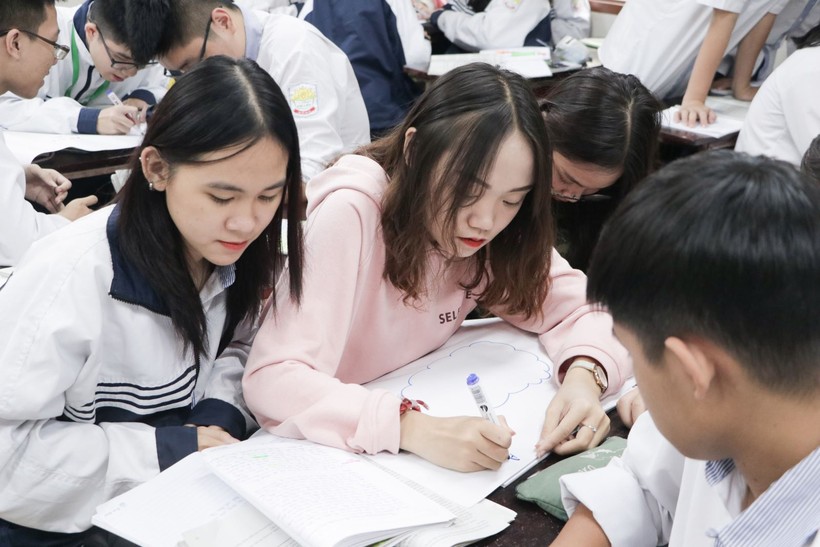 Học sinh Trường THPT Kim Liên (Hà Nội) thảo luận nhóm trong giờ Ngữ văn. Ảnh minh họa: ITN