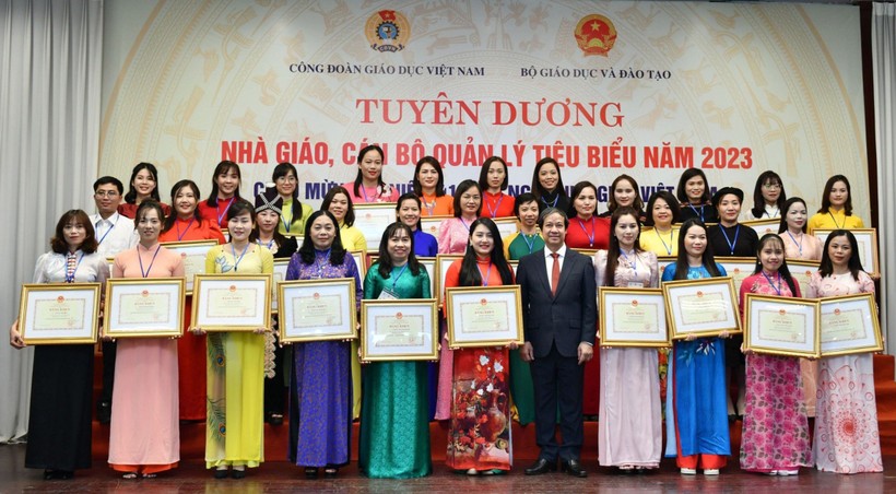Bộ trưởng Nguyễn Kim Sơn trao bằng khen cho giáo viên mầm non tại Lễ tuyên dương nhà giáo, cán bộ quản lý tiêu biểu năm 2023.