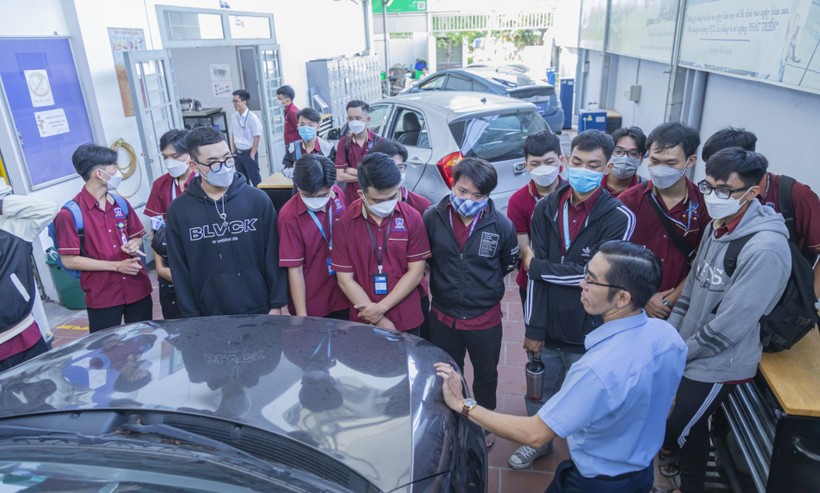 Sinh viên ngành Công nghệ kỹ thuật ô tô, Trường Đại học Nguyễn Tất Thành trong một buổi trải nghiệm thực tế. Ảnh: NTTU